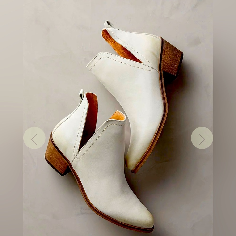 Worn just a couple times. Excellent condition.